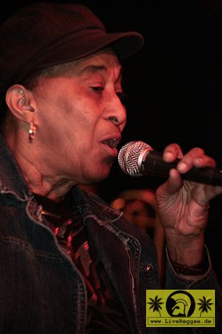 Doreen Shaffer (Jam) with The Moon Invaders - Easter Ska Jam, Conne Island, Leipzig 23. Maerz 2008 (2).jpg